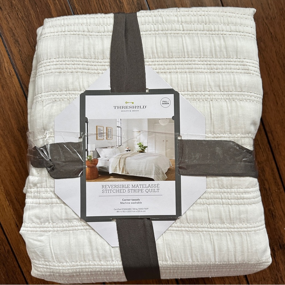 New Full/Queen Reversible Matelasse Stitched Quilt.